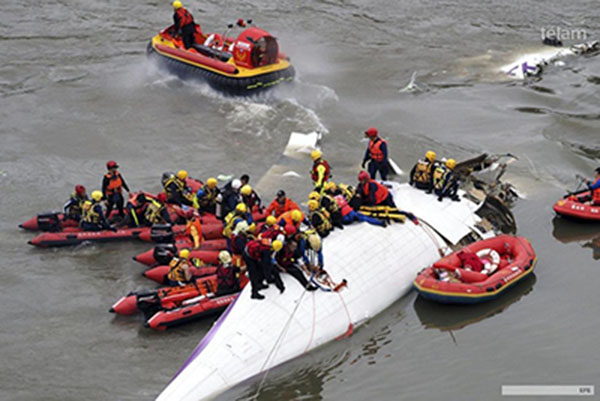  Un avión cayó a un río en Taiwán