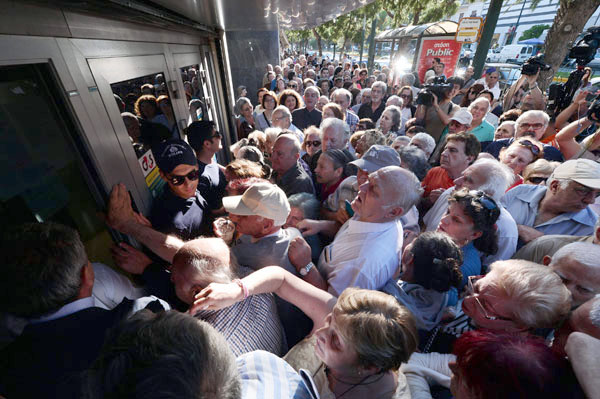  Entre enfado y resignación, los jubilados griegos retiran su dinero a cuentagotas