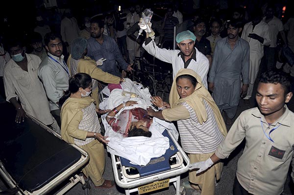  Al menos 65 muertos por atentado suicida en Pakistán