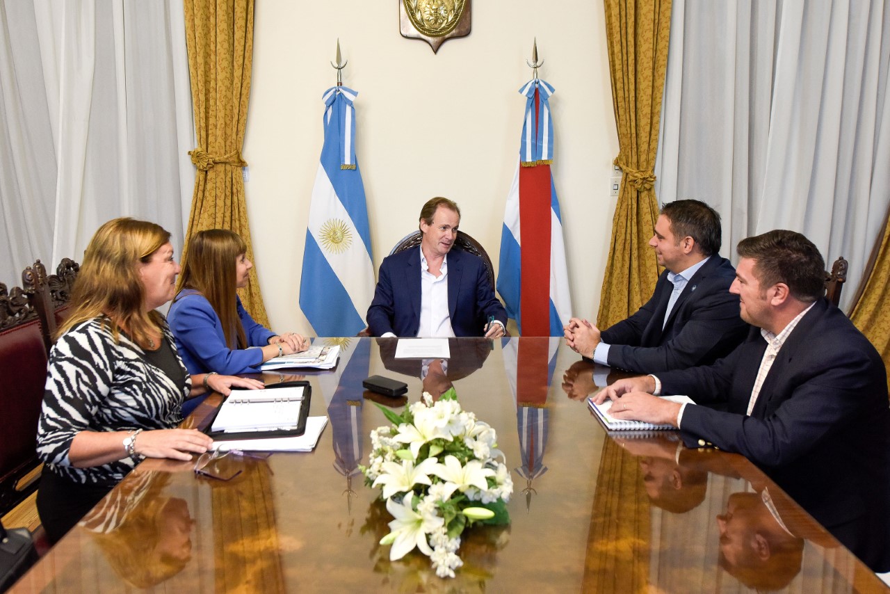  Davico fue recibido por el  gobernador y su gabinete