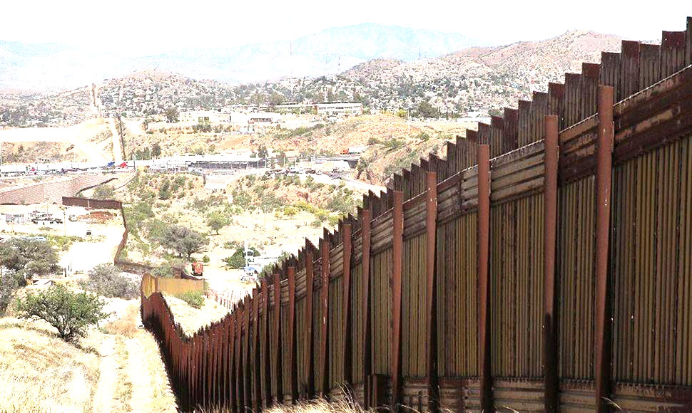 Un abrazo en la frontera   de México con EEUU