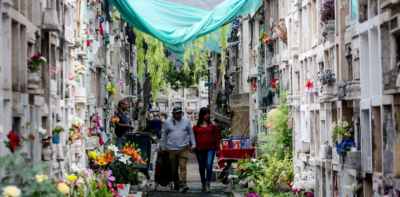 Católicos de todo el mundo visitan los cementerios