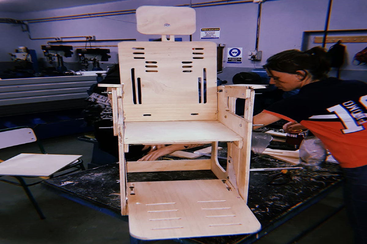 Estudiantes de Ibicuy construyeron una silla postural y la donaron