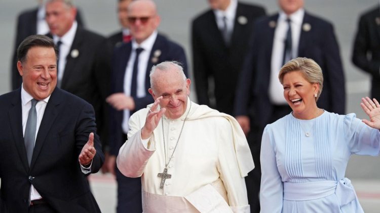 El Papa aterriza en Panamá  para encontrarse con la juventud del mundo