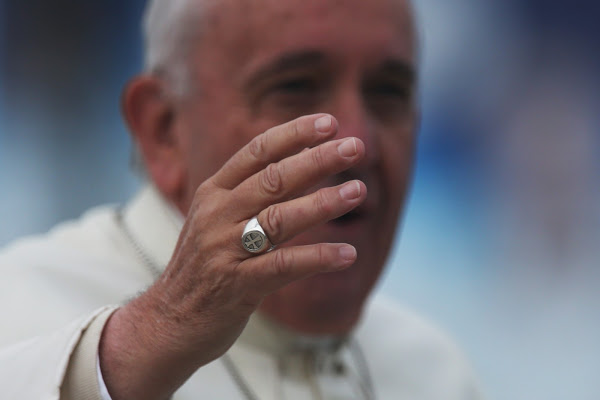 Francisco responde al  misterioso video en que  evita que besen su anillo