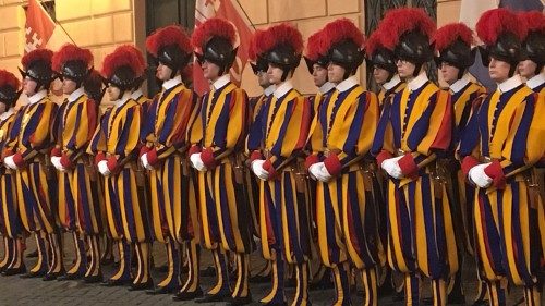 El Papa a los Guardias suizos: sean testigos de Cristo resucitado