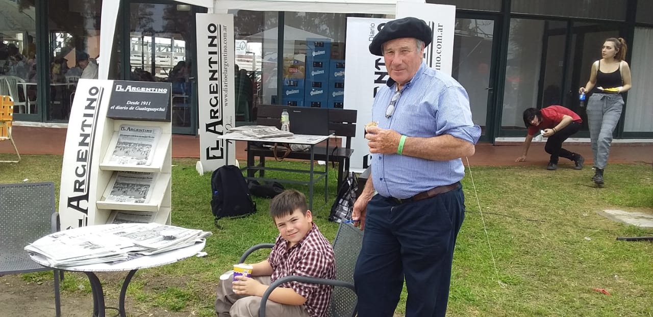 Disfrutan de un helado en familia en nuestro stand