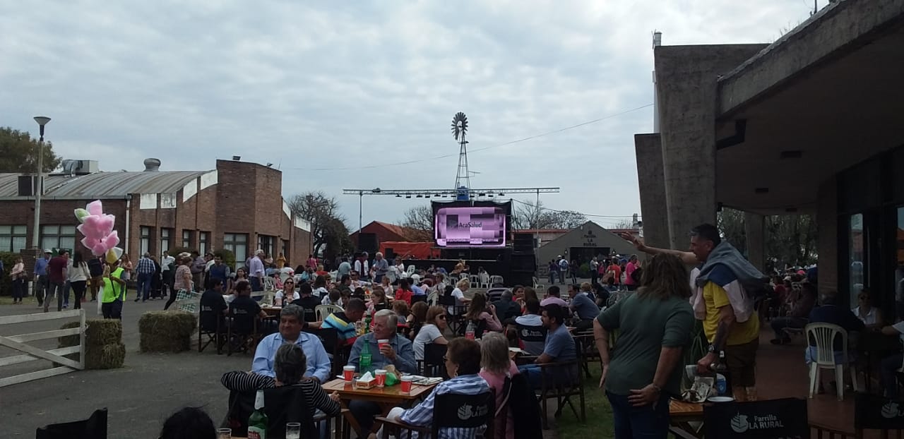 Se empieza a acercar la gente al escenario, en instantes comienzan los espectáculos artísticos  