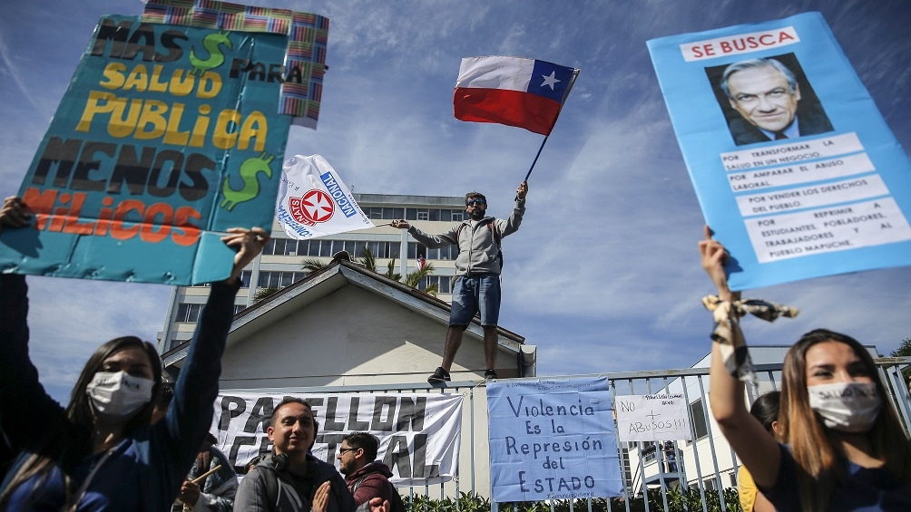 Piñera pidió perdón y anunció mejoras sociales, pero por ahora no quitará el estado de sitio