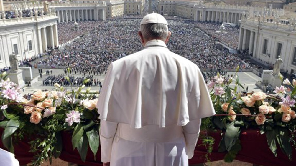 Francisco "retó" a los niños que usan el celular y chatean mientras comen en familia