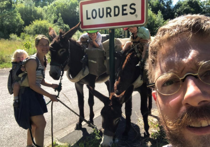 Hasta el Vaticano con dos burros para encontrarse con el papa Francisco