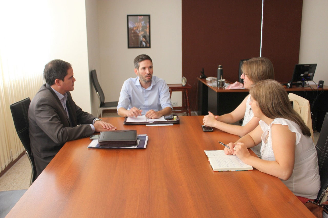 Larroque: el intendente Hassell gestiona una escuela  primaria ante el Consejo General de Educación  