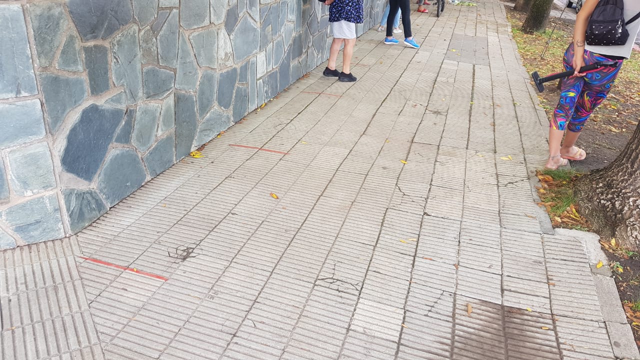 La Municipalidad marcó en las veredas  de los bancos la distancia social