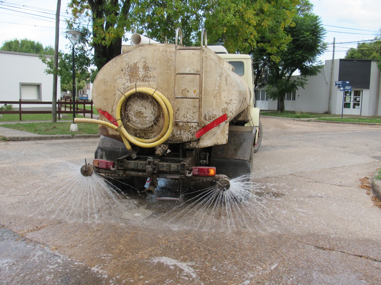 Larroque: realizaron un nuevo riego de calles con solución de agua y lavandina