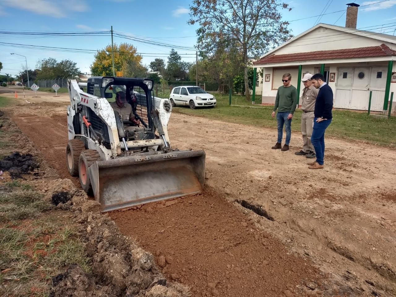 Aldea San Antonio: comenzó una nueva etapa de obra de cordón cuneta en Aldea San Antonio