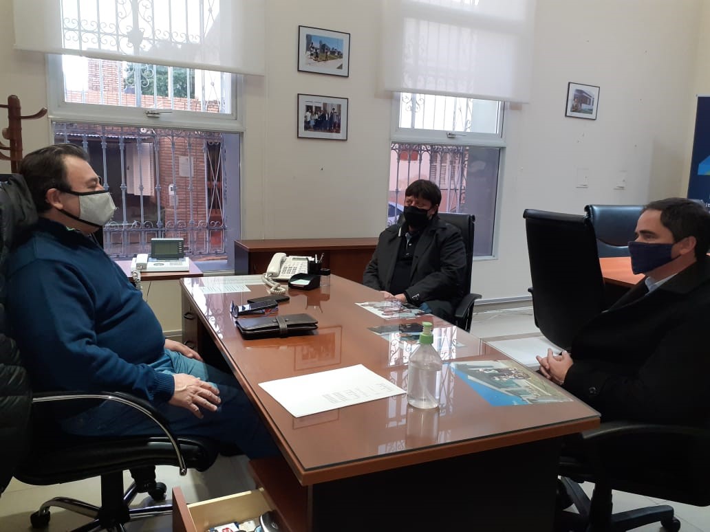 El intendente de Larroque visitó el Instituto de la Vivienda 