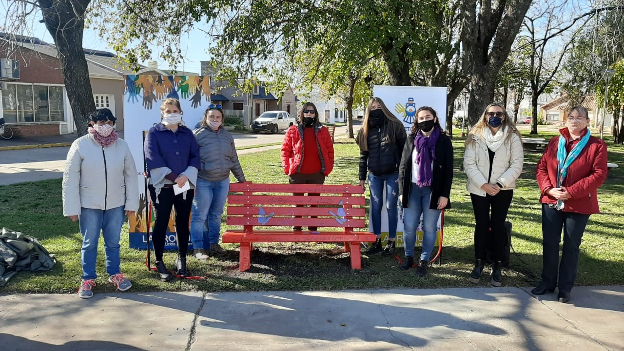 Colocaron el “Banco Rojo” en la Plaza San Martín de Larroque