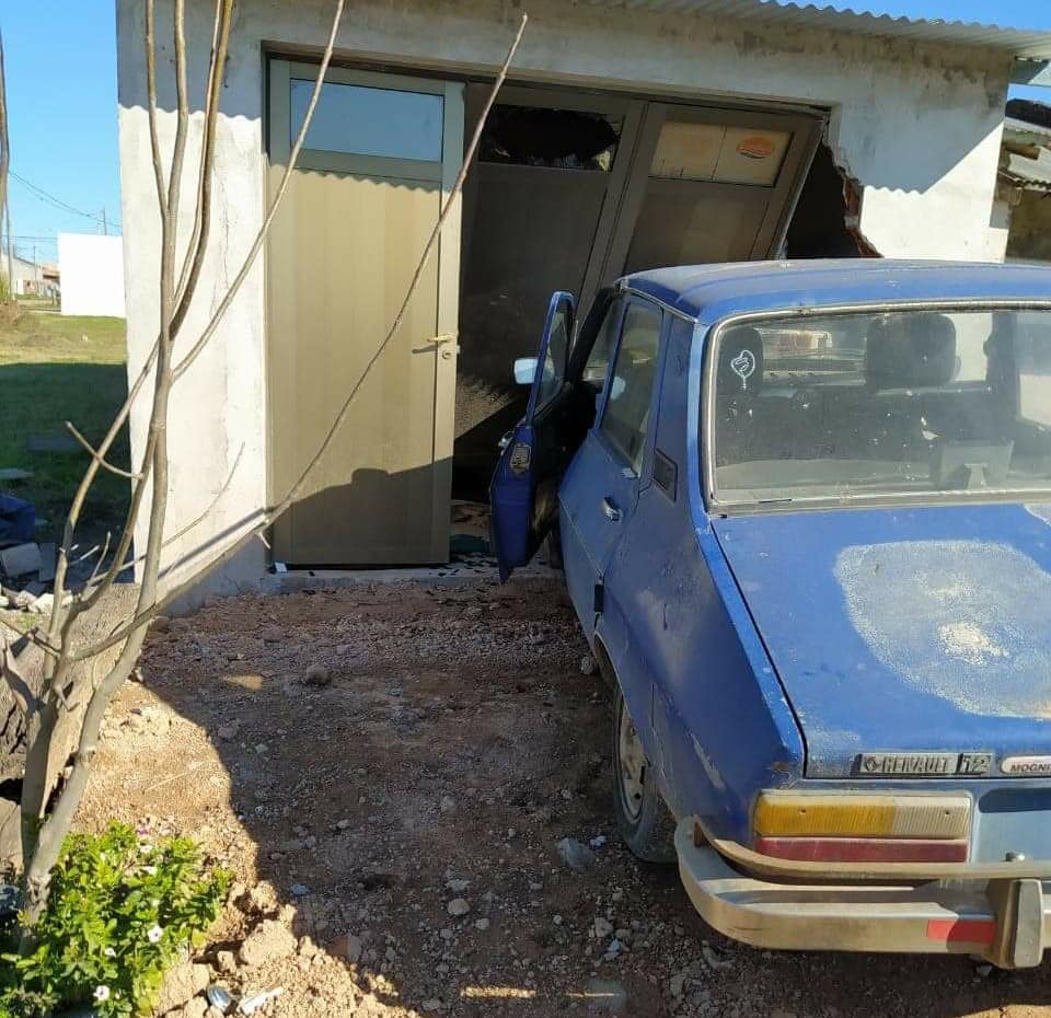 Insólito hecho en Urdinarrain: un auto se incrustó en una vivienda