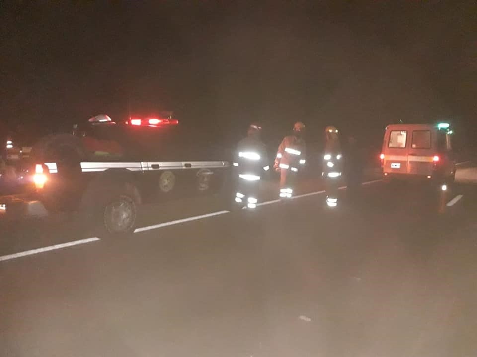 Un vehículo volcó en el acceso a Aldea San Antonio