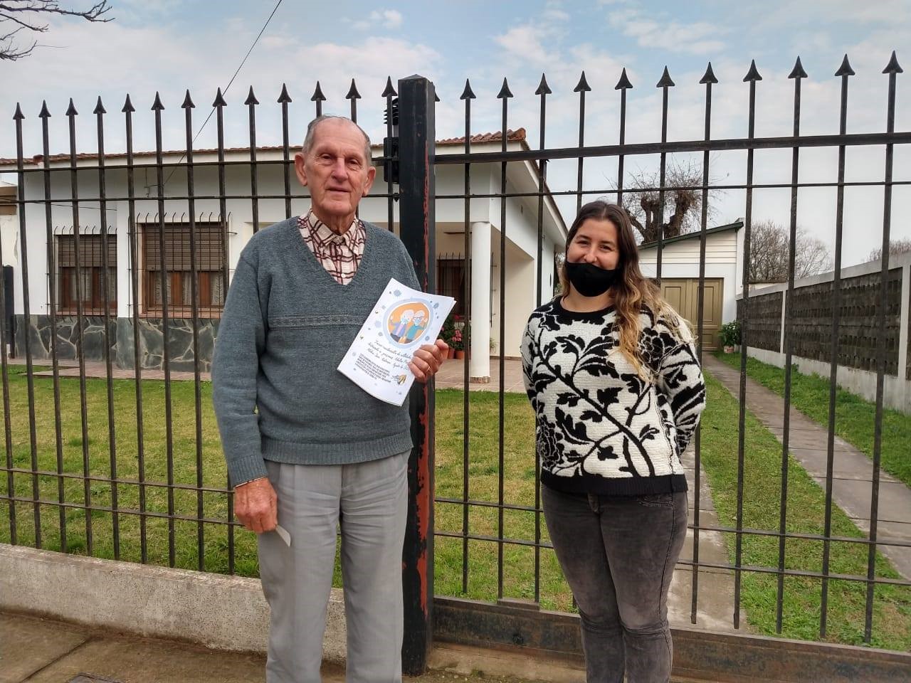 Aldea San Antonio: Entregan cuadernillos para los adultos mayores