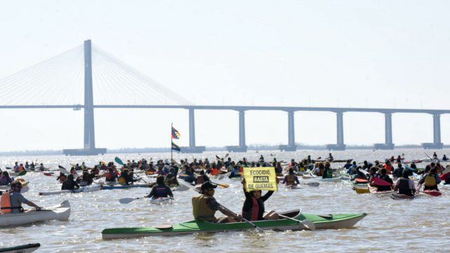 Con una caravana por el río protestaron contra la quema en las islas 