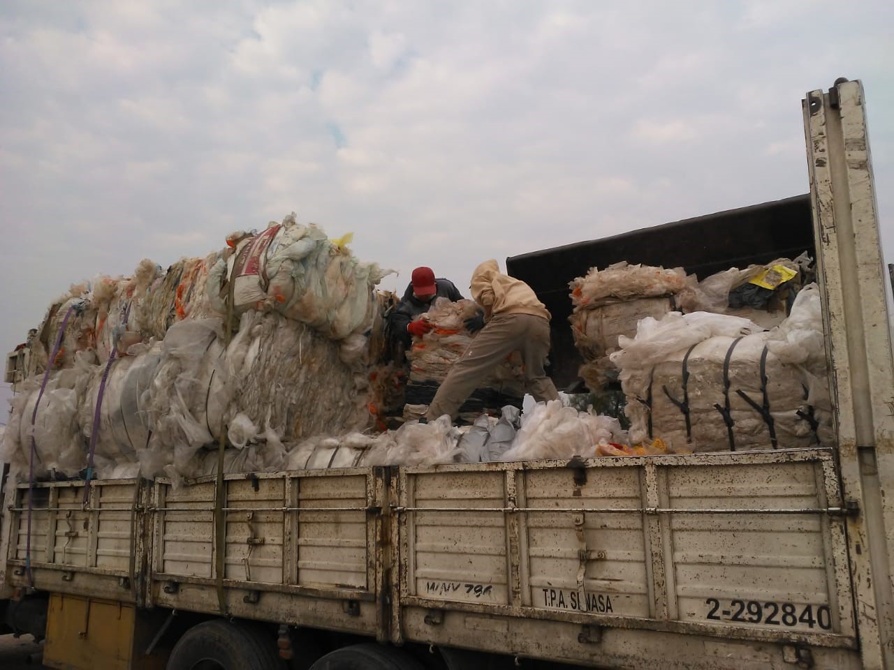 Larroque realizó nuevos cargamentos de materiales recuperables 