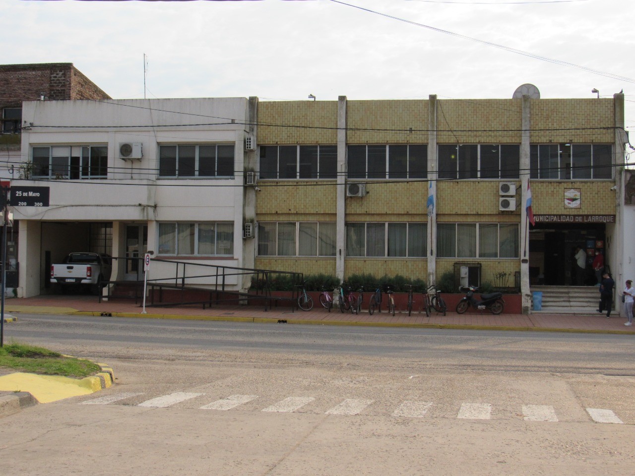 Larroque : Asistirán a comercios y actividades que no están funcionando