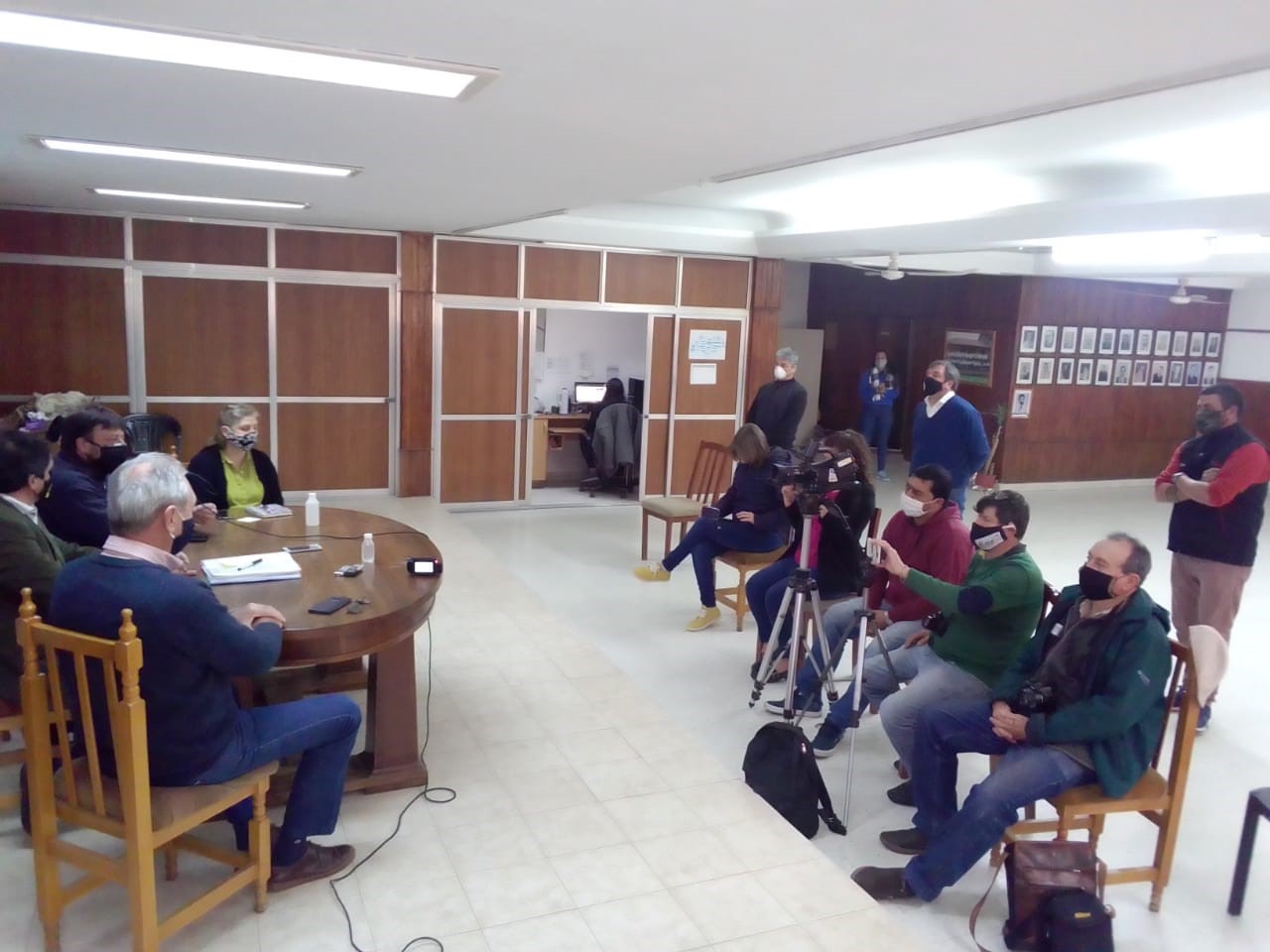 Larroque: informaron sobre las tareas que se hacen con los casos positivos, sus familias y sus contactos