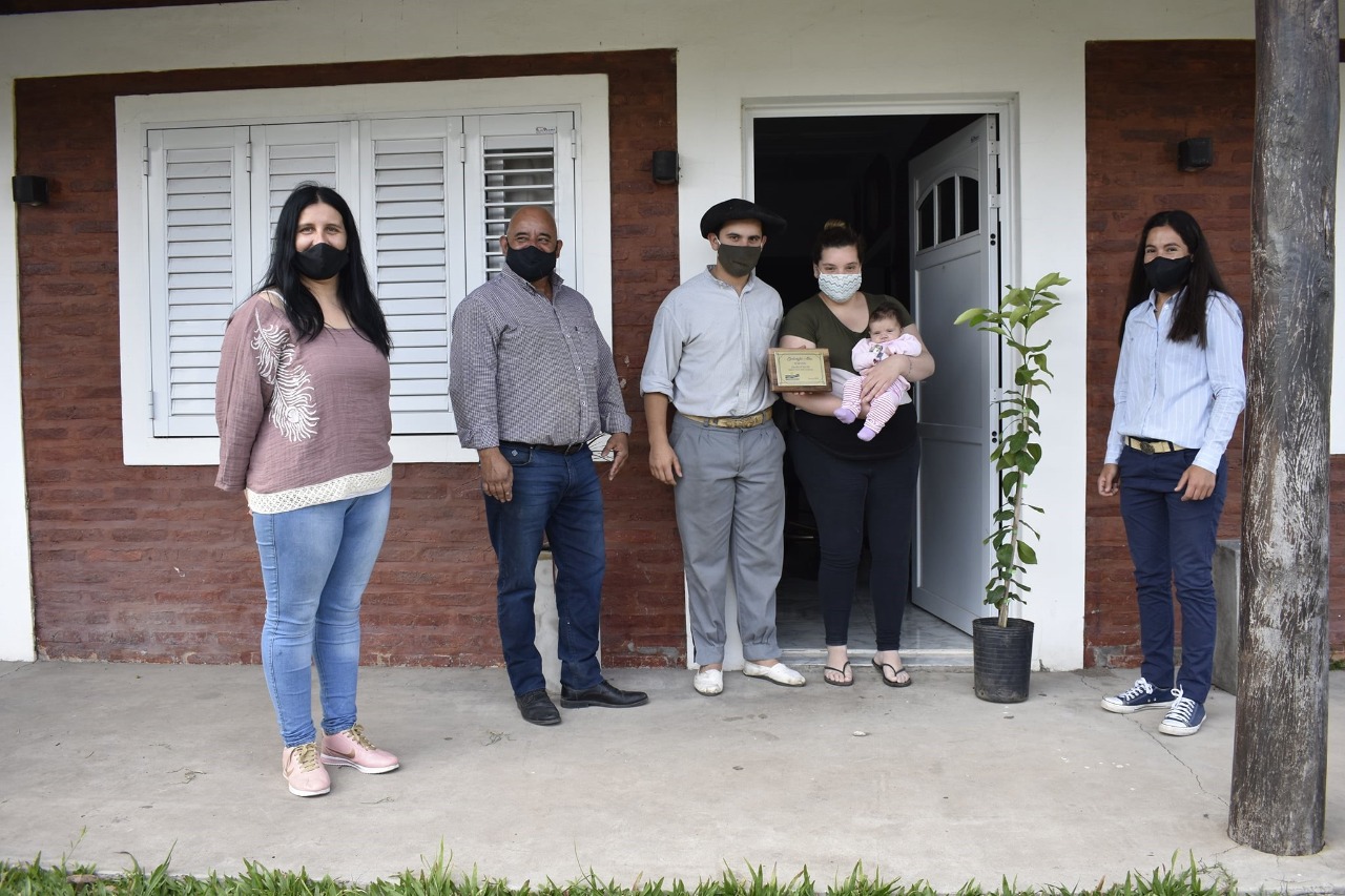 Entregaron especies arbóreas y placas de nacimientos  a bebés