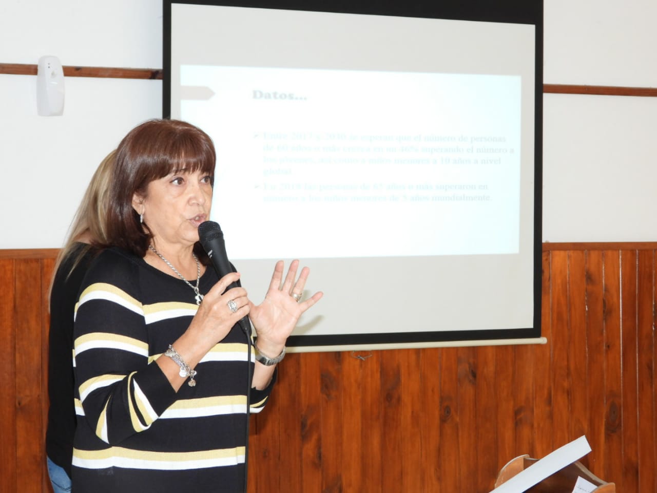 Larroque  “Adultos Mayores” organizó una charla sobre Igualdad, vida saludable y bienestar