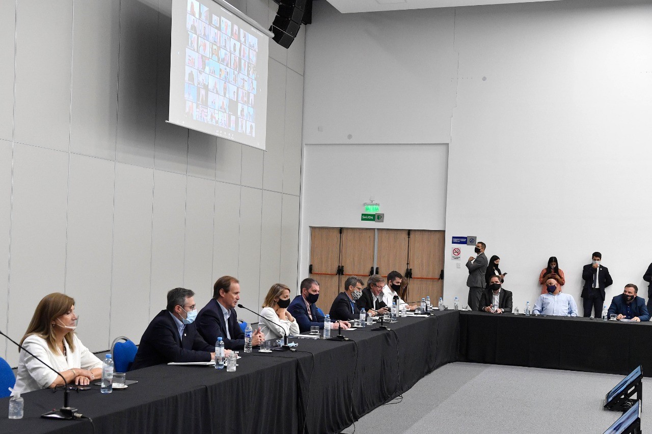 Larroque: Hassell participó del encuentro “Por un federalismo equitativo”