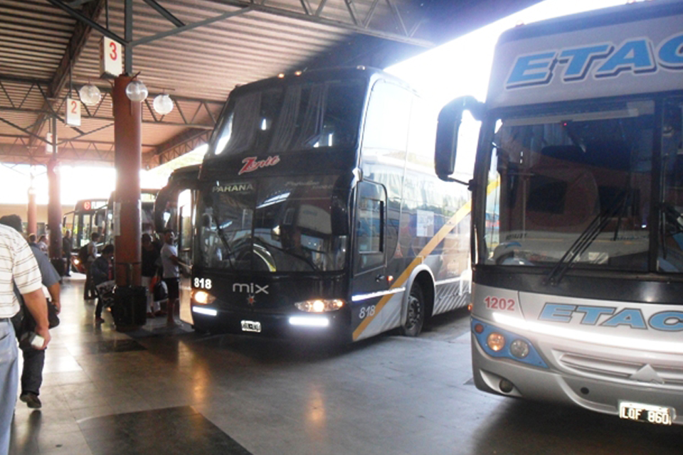  El Gobierno amplió el número de personas que pueden viajar en transporte interurbano