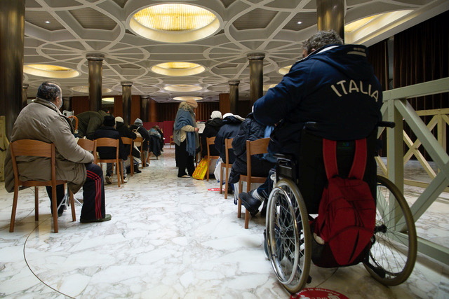 El Vaticano empezó a vacunar contra el coronavirus a personas sin techo de Roma