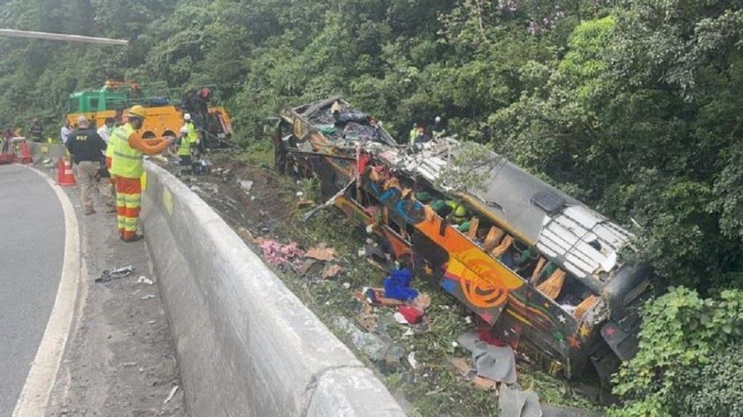 Al menos 19 personas murieron y 33 resultaron heridas tras el vuelco de un colectivo