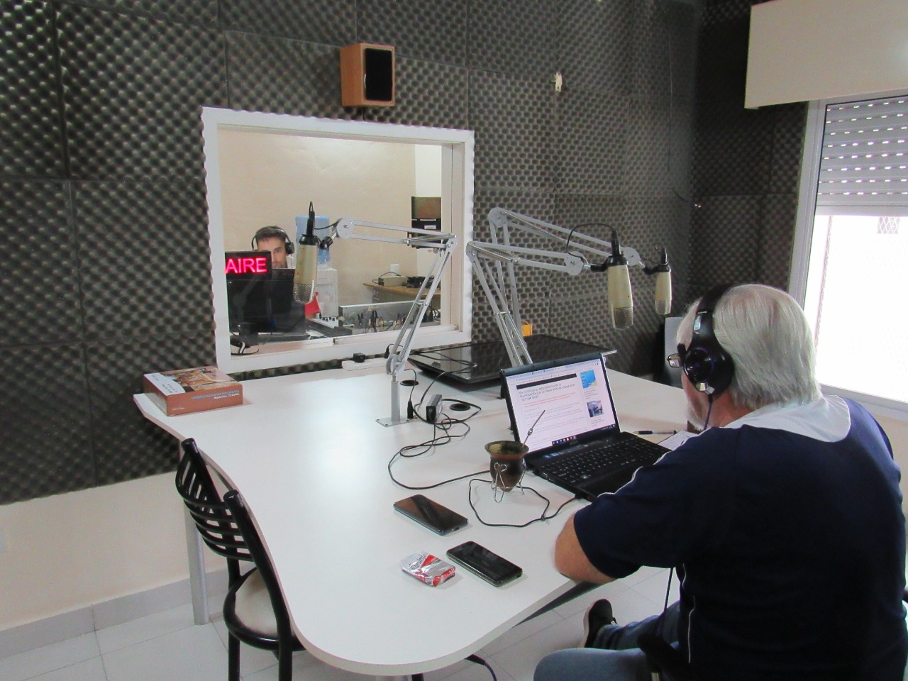 Nuevamente en el aire, la voz de Larroque