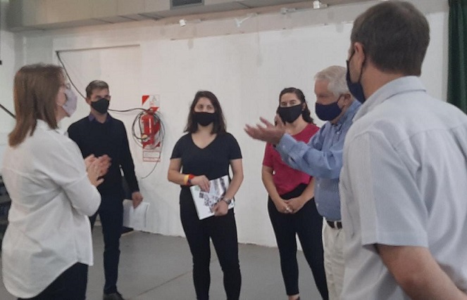  Larroque:  El grupo LGBTIQ+ Diversamente recibió un aporte económico