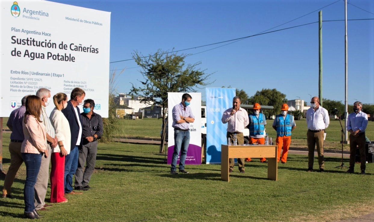 Cresto visitó Urdinarrain y firmó el acta para  la sustitución de cañería de agua potable