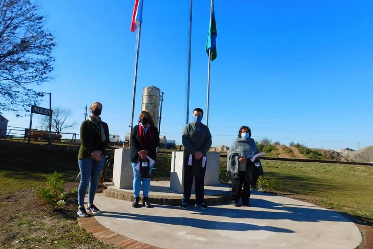 Irazusta presentó  su propia bandera