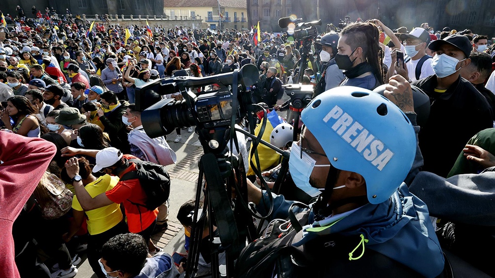 Denuncian agresiones a la prensa que cubre las protestas en Colombia
