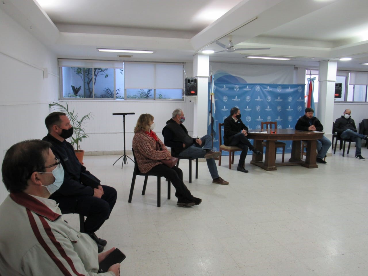 Larroque:  Analizan medidas para optimizar el sistema sanitario y acompañar al sector comercial