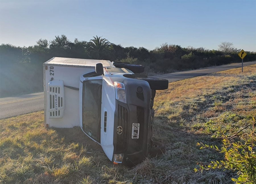 Ruta 20: una camioneta de reparto despistó y volcó