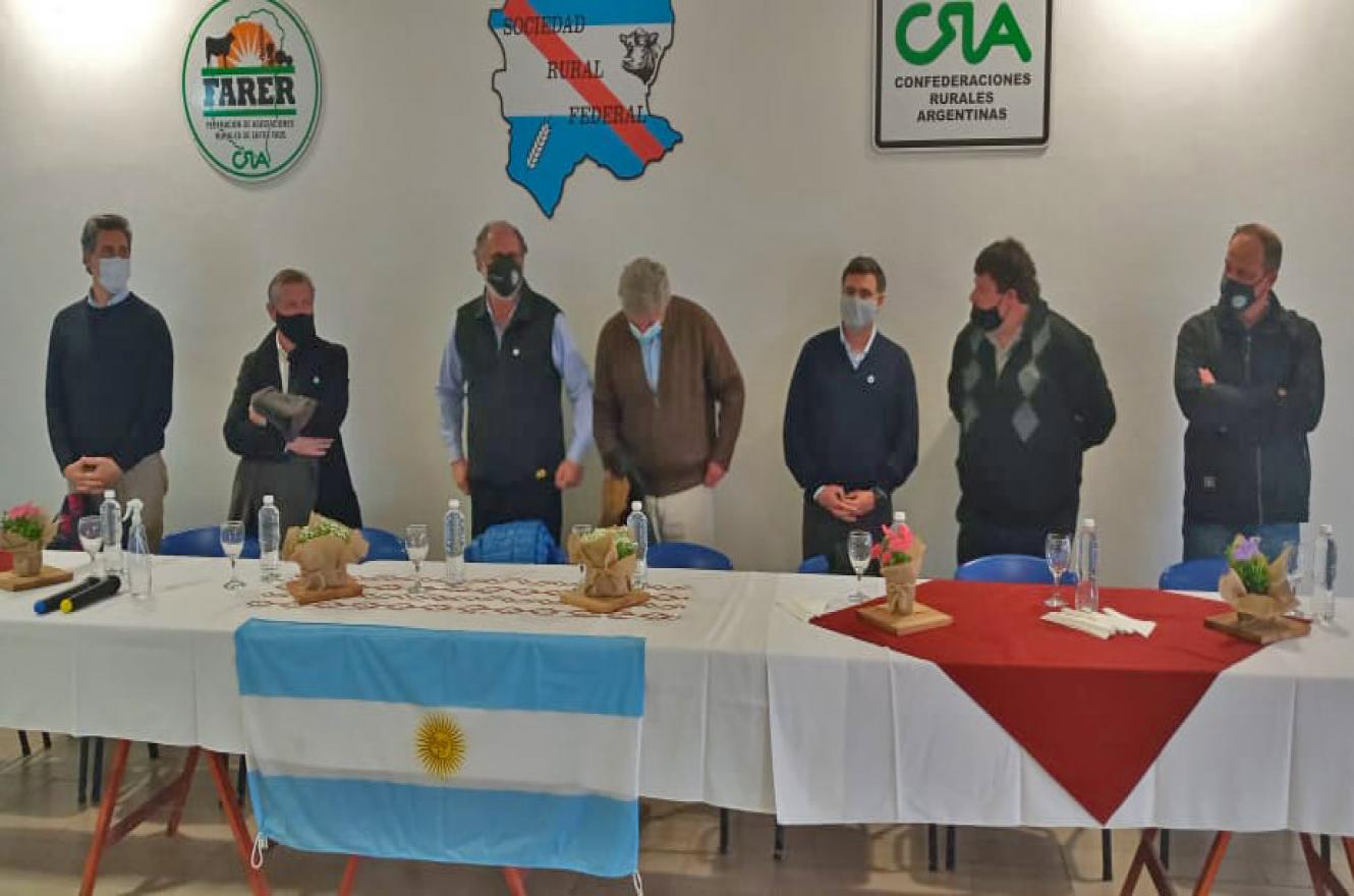 Con duras críticas al gobierno el  campo se reunió en Federal