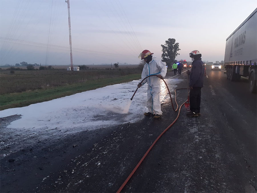 Siniestro vial entre dos  camiones y un auto en la  Autovía Gervasio Artigas
