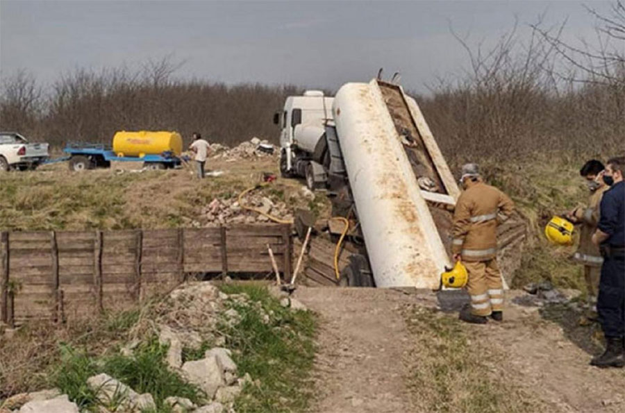 Preocupante derrame de fertilizante en el arroyo Gena