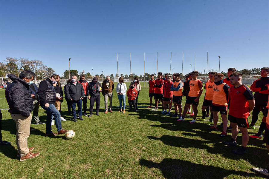 El gobernador reconoció a los deportistas olímpicos y destacó la labor de los clubes