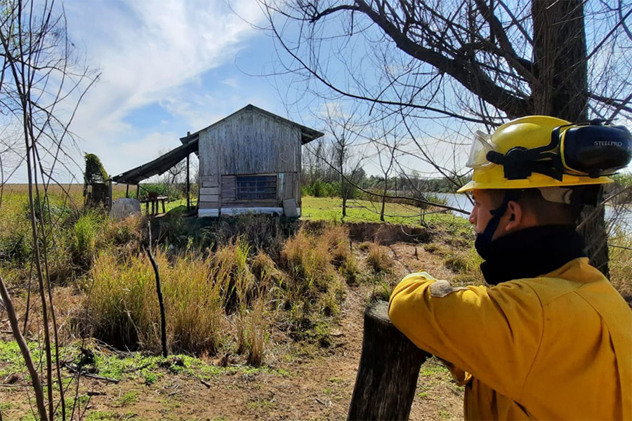 Continúan las tareas de combate del fuego en islas de Las Lechiguanas