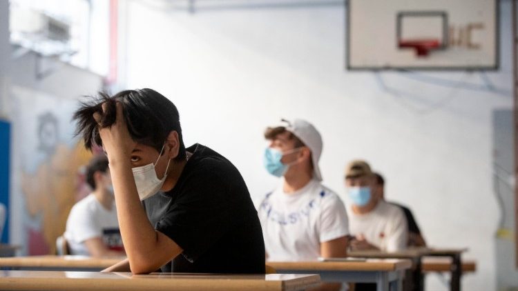 En 2020, alrededor de un millón de alumnos perdieron  parcial o completamente el contacto con la escuela