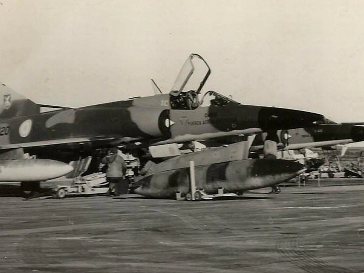 Soldado británico devuelve a la Argentina restos de un avión derribado en Malvinas