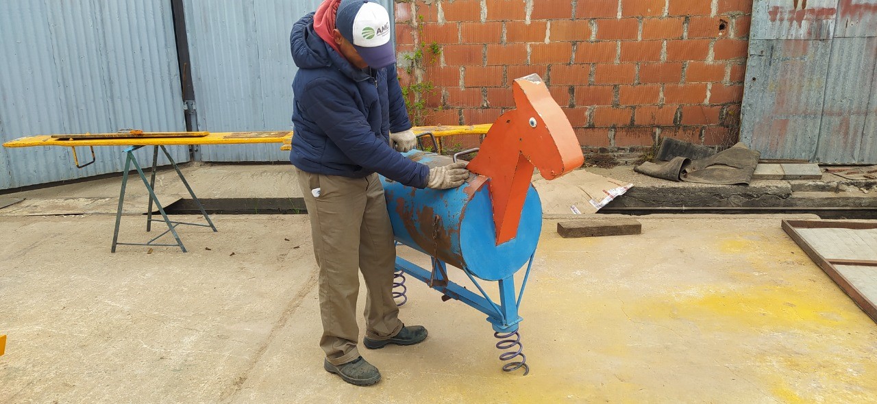 Urdinarrain: Restauran y mantienen juegos infantiles