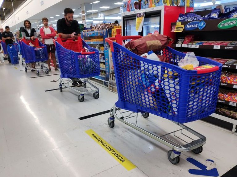 El Gobierno defendió el congelamiento de precios y niega desabastecimientos